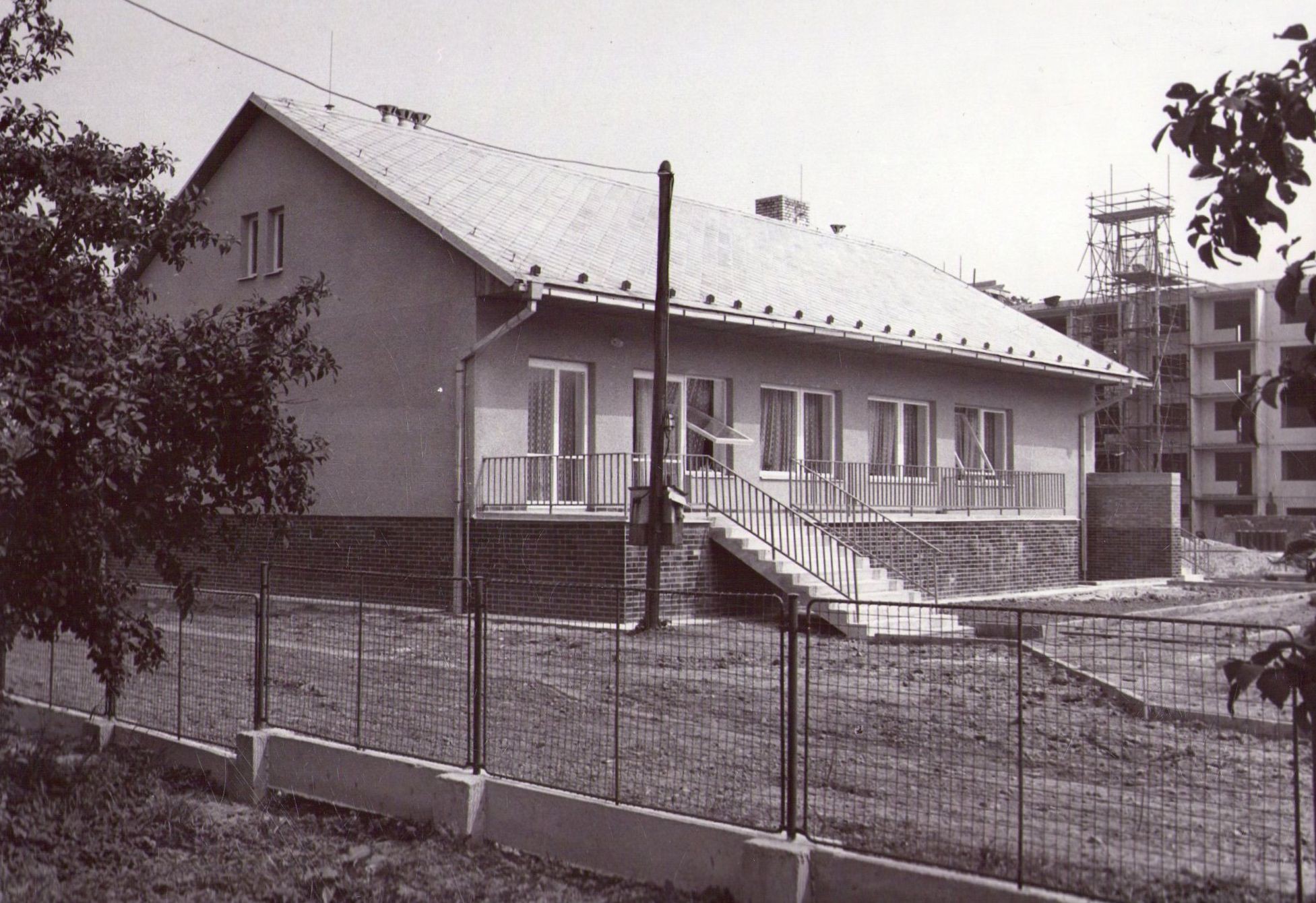 Budova školky v roce 1977